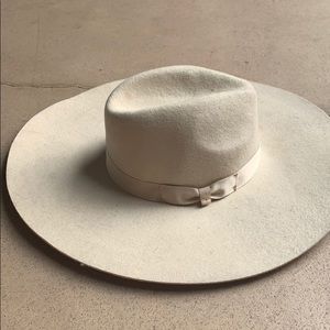 Lack of color large brim hat
